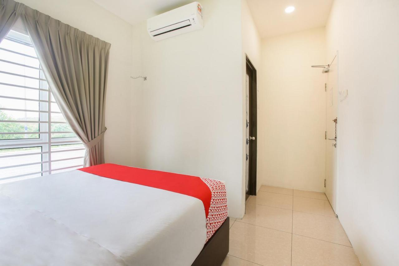 Oyo 89677 Sunflower Hotel Серембан Екстериор снимка