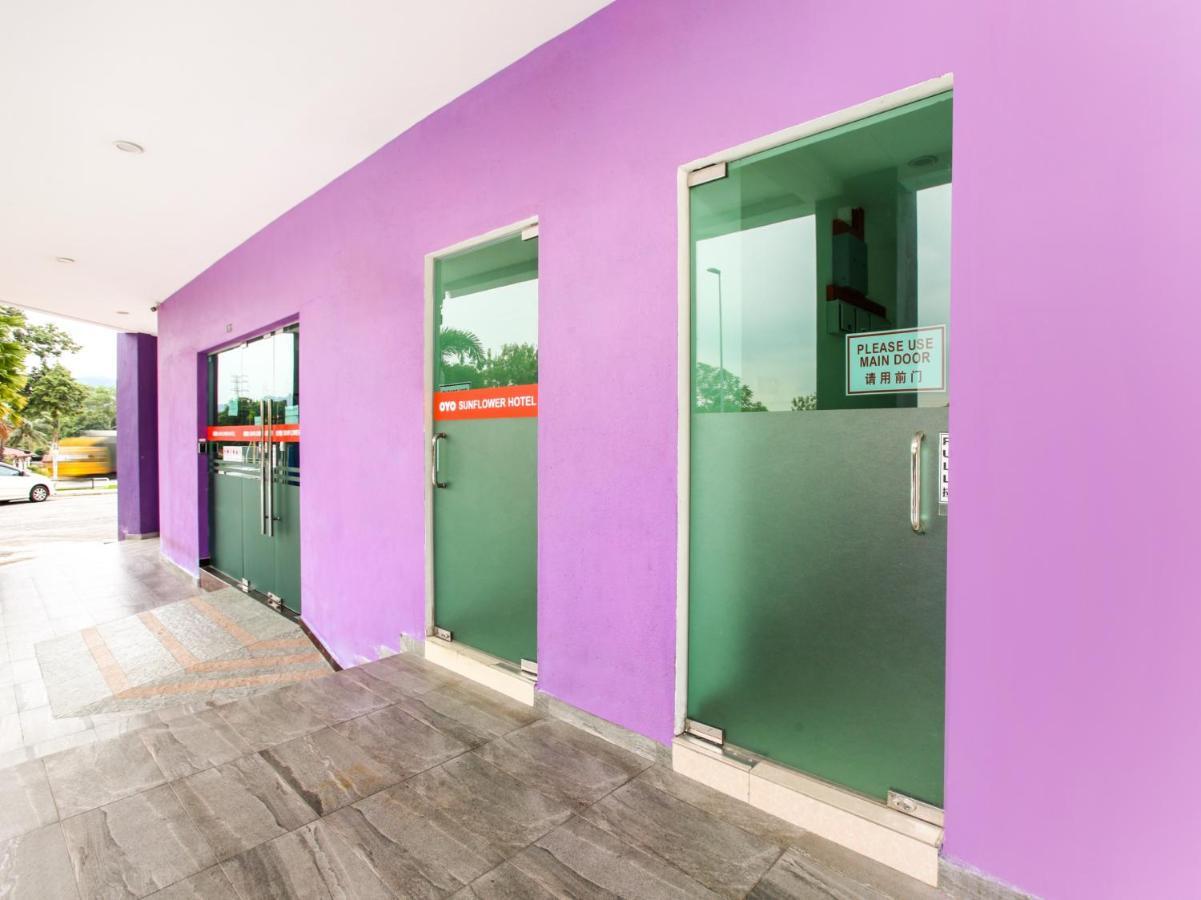 Oyo 89677 Sunflower Hotel Серембан Екстериор снимка